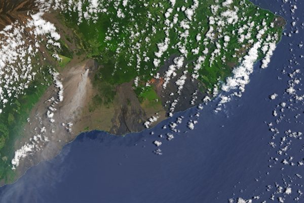 The erupting Kilauea volcano and surrounds.