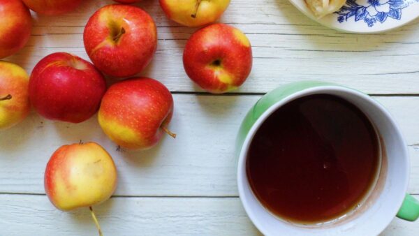 photo of black tea and apples, both sources of flavonoids