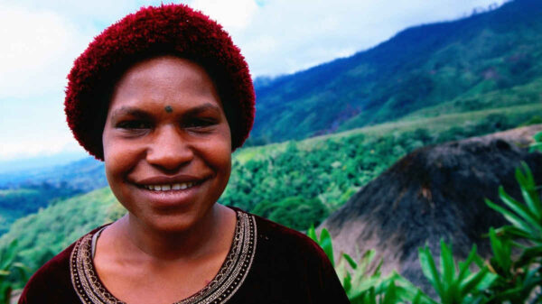 smiling-papuan-woman-with-mountain-in-background