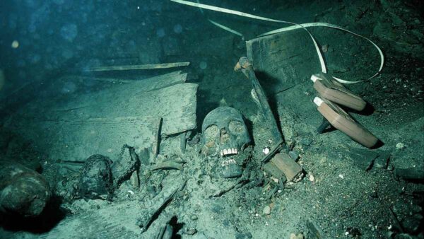 Image of a skull in an underwater shipwrek