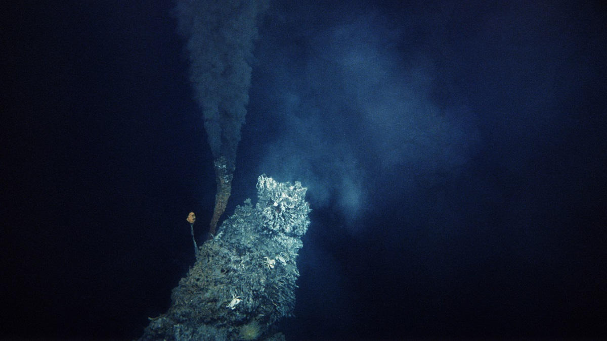 underwater-deep-sea-hydrothermal-vent-black-smoke