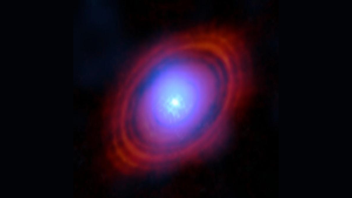 Image of a bright star surrounded by rings of red gas